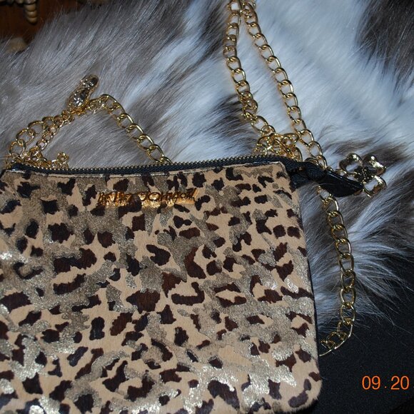 Betsey Johnson Elegant New Bag with gold color Chain - Picture 7 of 8